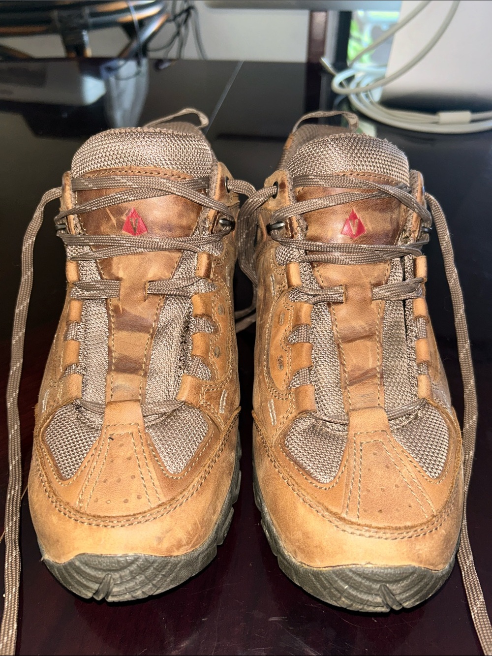 Vasque Men's Tan/Brown Leather Athletic Shoes. Size 9M